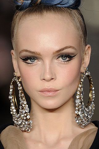 big earrings makeup: cat eye, sheer lips, rosy cheeks. earrings and slick top knot XIVKTZQ
