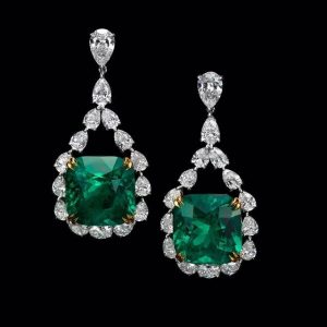 emerald earrings feast your eyes on our rare and transparent 17 carats each cushion RGUIHZM