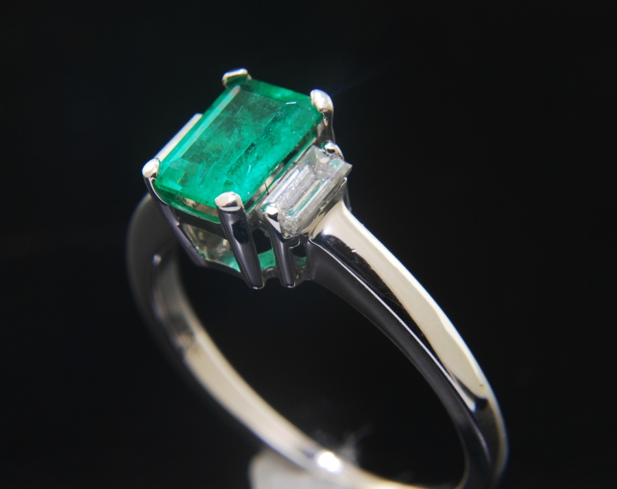 exquisite estate emerald cut emerald ring NMYOGSU