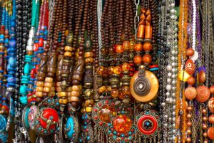 file:ethnic jewellery being sold at colaba, mumbai.jpg SRTQPBU