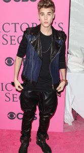 justin bieber pants 12 of justin bieberu0027s most hideously ugly drop-crotch pants: a photographic  consideration JIOLDZN