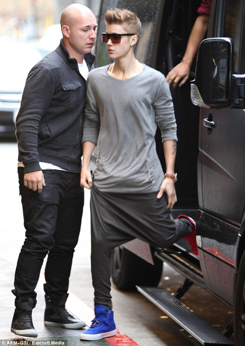 justin bieber pants acting hard while stepping out of vehicles even though you have bodyguards:  performing OTWYMGW