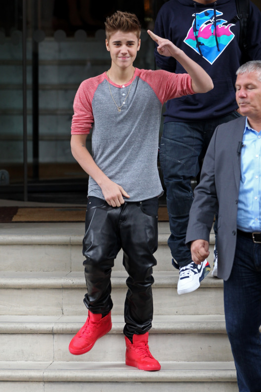 justin bieber pants justin bieber came out of the langham hotel and greeted his fans for 5 WJDBBWK
