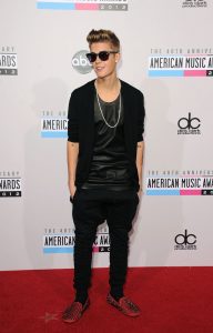 justin bieber pants justin bieber: justin bieber all black red style at 2012 american music  awards; BYJPYGS