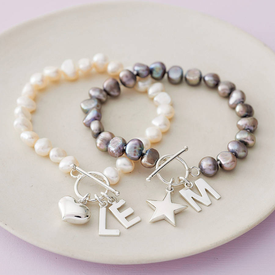 Elegant look of pearl bracelet attracts everyone