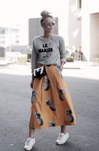 street fashion looks street style saia midi abacaxi com moletom cinza e tênis branco  pinterest: DVCNQMF