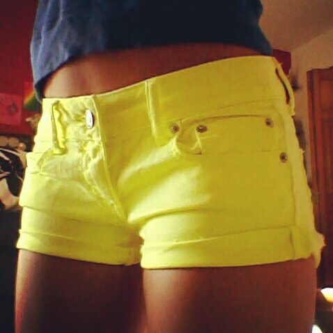 summer outfit - yellow shorts with a nice tan JSLBPUY