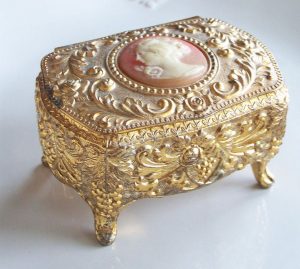 vintage cameo trinket box, vintage jewelry box, vintage box, jewelry  holder, MJMDGFU