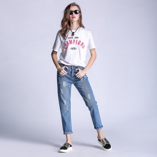 White printed t-shirt with blue jeans with cuffs and canvas
shoes