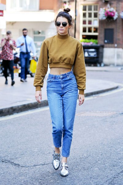 Green high neck cropped sweatshirt and blue high waisted mom jeans