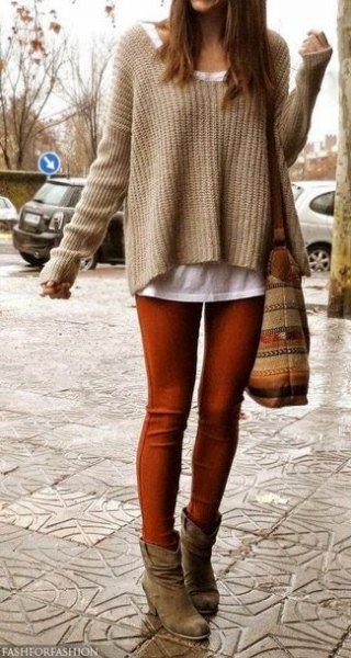 A light brown rib sweater and brown skinny jeans go well with this