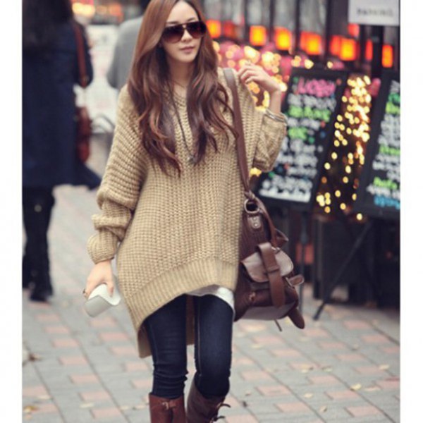 Light camel oversized tunic sweater paired with dark blue skinny jeans