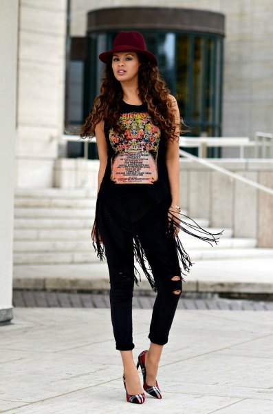 Black graphic fringed sleeveless t-shirt, skinny jeans and gray checkered heels