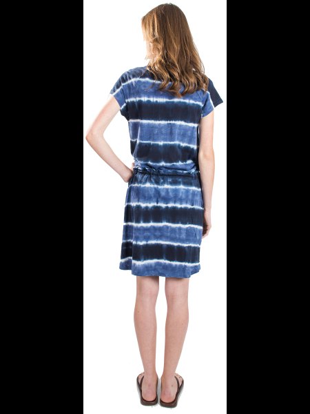 Black and blue tie-dye shirt dress with a gathered waist and slide sandals