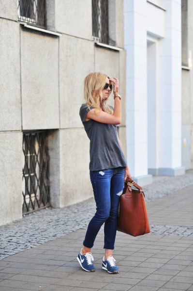 gray t-shirt with blue cuffed skinny jeans and tennis shoes