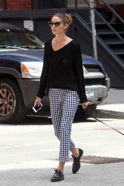 V-neck sweater, black and white checked skinny pants and oxford shoes