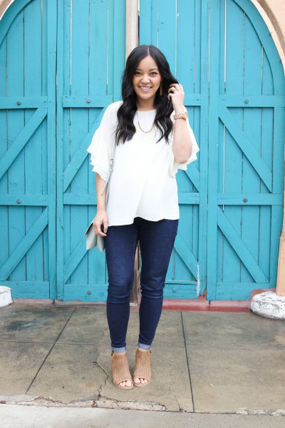 White blouse with half sleeves, dark jeans and open-toed boots