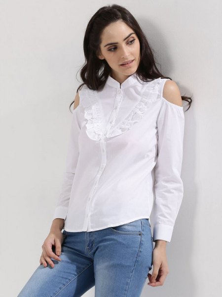 White off shoulder shirt with ruffles in front and light blue skinny jeans