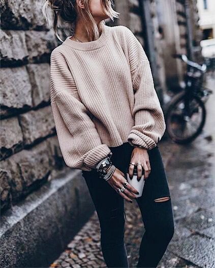 Autumn white chunky ribbed sweater with black ripped skinny jeans