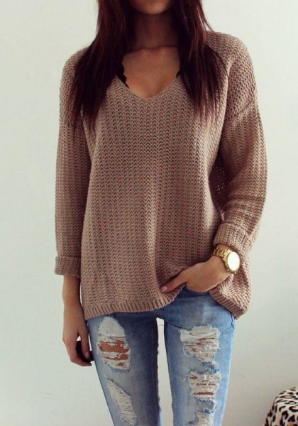 Gray loose fitting V-neck knit sweater with ripped boyfriend
jeans