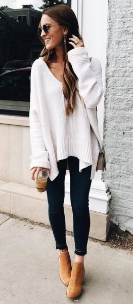 Fall white chunky v-neck jumper paired with black cropped skinny jeans