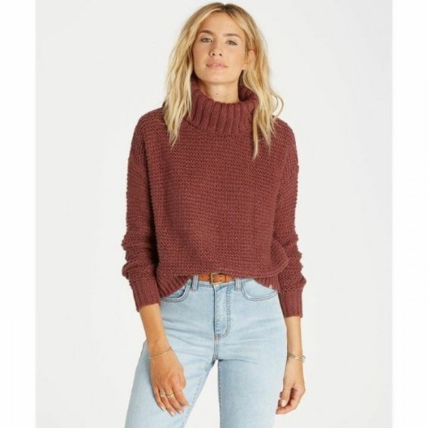 Green cropped autumn turtleneck sweater paired with light blue
slim-fit jeans