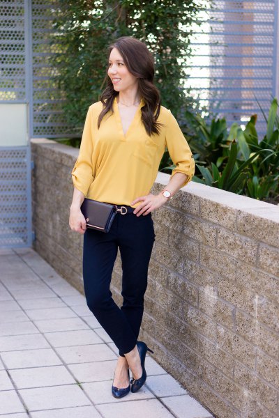 V-neck buttonless blouse, black chinos and pointed heels
