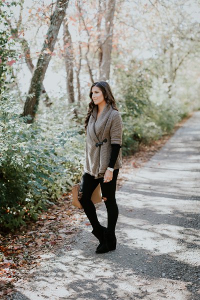 Gray wrap scarf with black skinny jeans and suede ankle boots