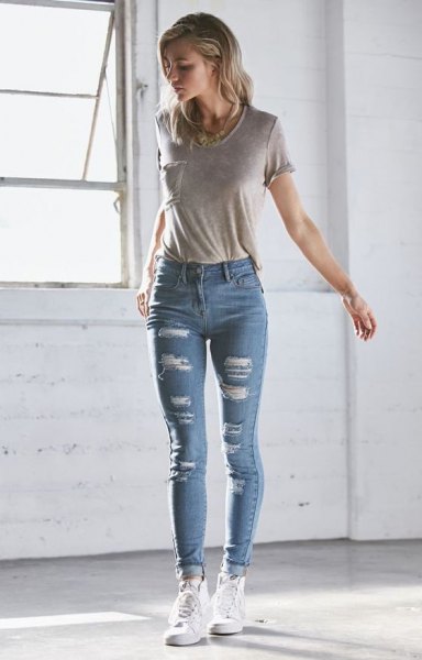 Gray t-shirt with front pockets and light blue ripped skinny jeans