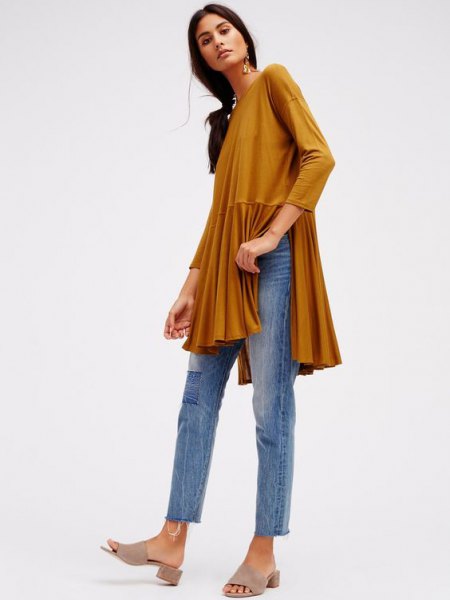 Green long sleeve tunic top with side slit and ankle length
jeans