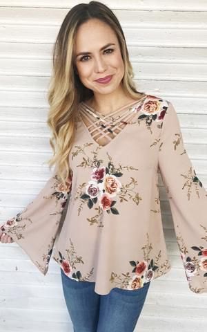 Light pink blouse with bell sleeves, floral pattern and skinny jeans