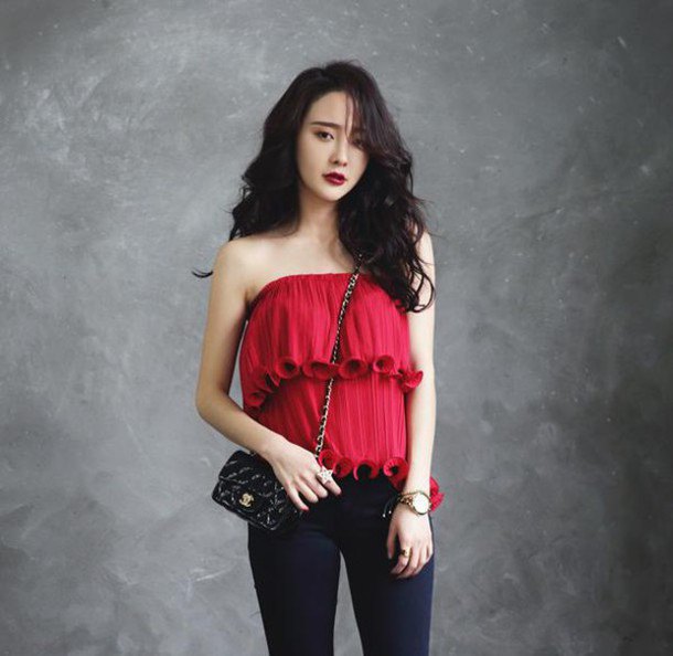Red strapless blouse with ruffled shoulders and black skinny jeans