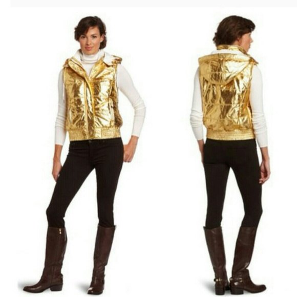 Shiny gold hooded vest with white stand-up collar long-sleeved T-shirt