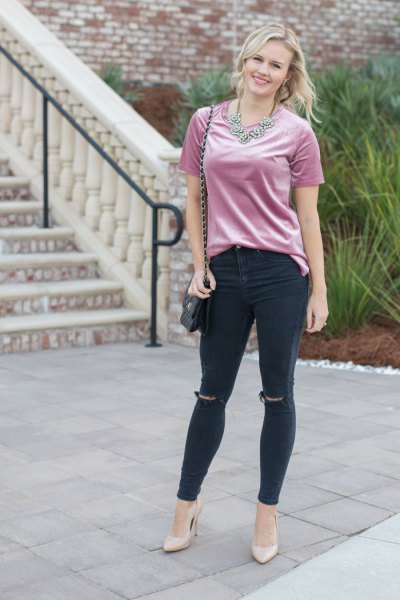 Gray short sleeve t-shirt with black ripped ankle jeans