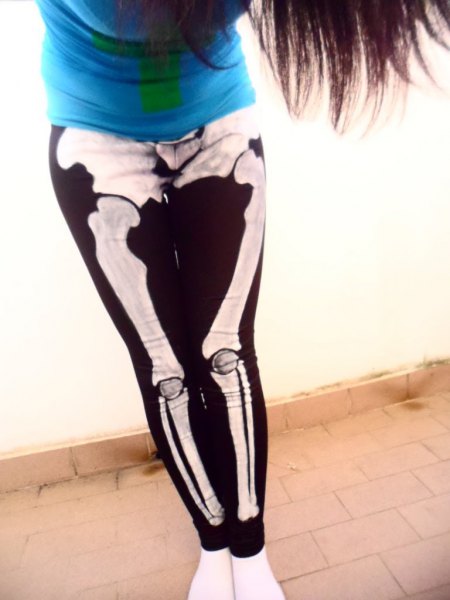 Royal blue t-shirt with black and white printed leggings