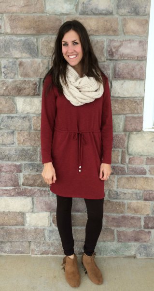Burgundy tunic top with gathered waist, pale pink scarf and fleece
leggings