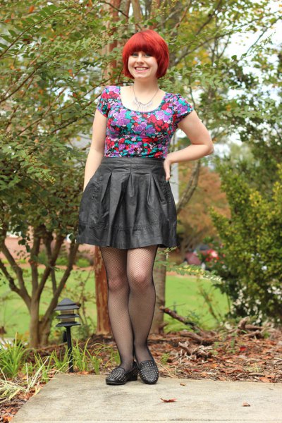 Fitted pink t-shirt with floral print and pleated mini skirt