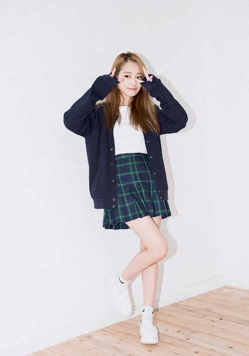 The best outfit ideas for a blue plaid skirt for women