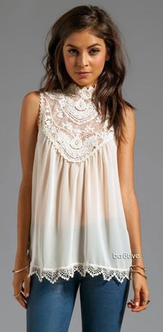 Sleeveless lace blouse with a stand-up collar and skinny
jeans