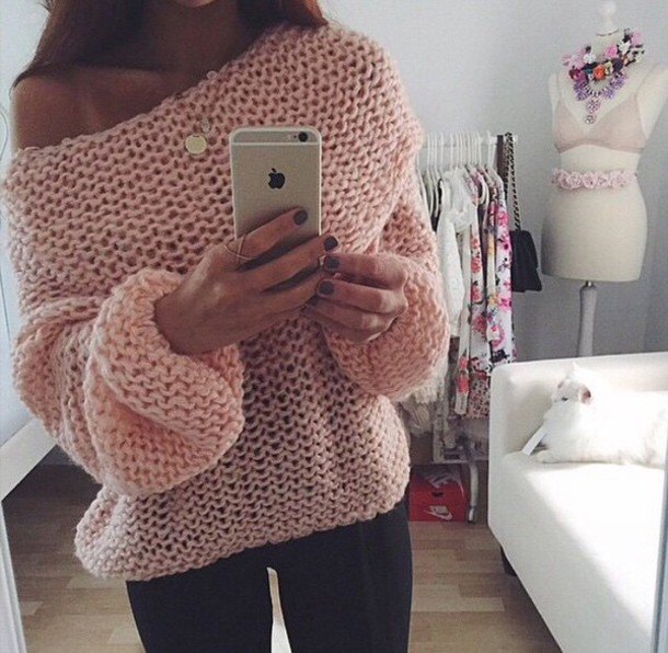 One shoulder pale pink chunky sweater with black skinny jeans