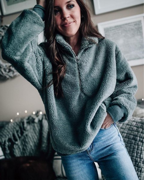 Gray oversized fleece half zip sweater and boyfriend jeans