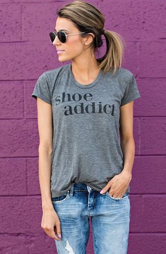 Gray fitted printed t-shirt with boyfriend jeans