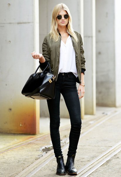 V-neck t-shirt, black super skinny jeans and leather boots
