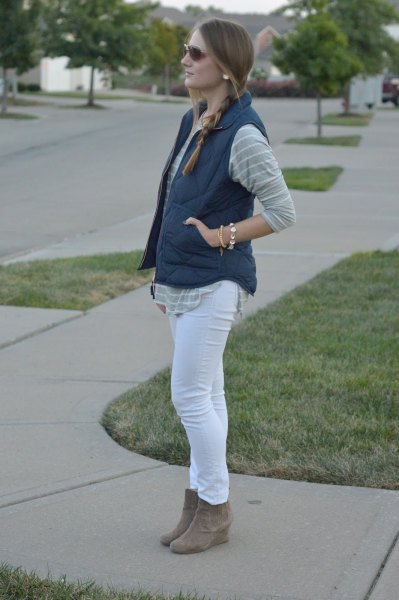 Gray and white striped boyfriend shirt with skinny jeans and suede
boots