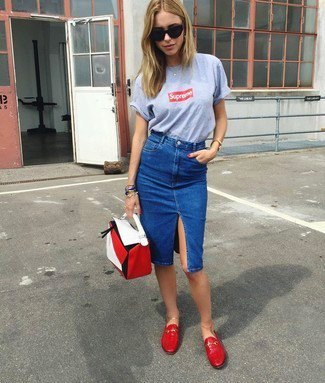 Gray printed t-shirt with blue knee length slit demin pencil skirt