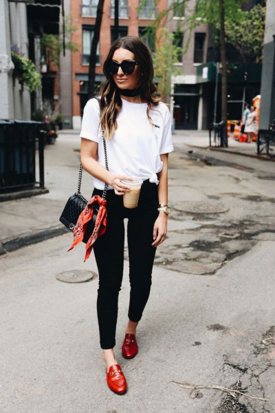 White knotted t-shirt with black ankle-high skinny jeans and red leather loafers