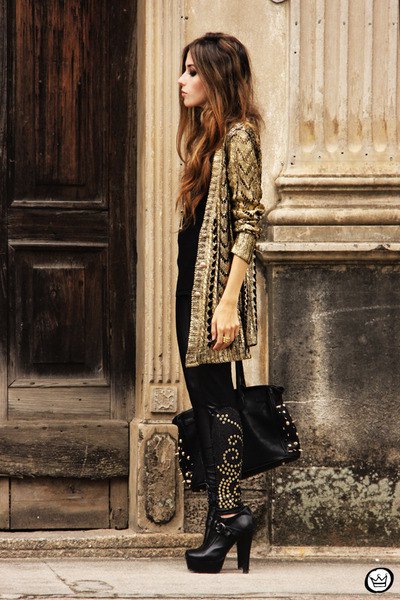 Long cardigan with gold and black sequins, skinny jeans and heeled boots