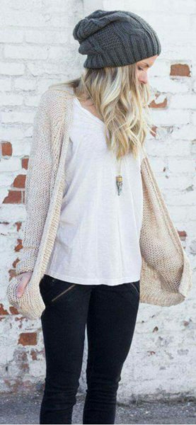 Long cardigan in ivory knit with black skinny jeans