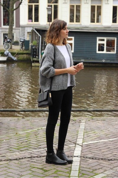 Gray short-knit cardigan with a round-neck t-shirt and black skinny jeans
