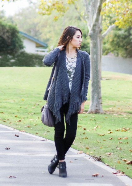 Lilac cardigan with fringes and black skinny jeans